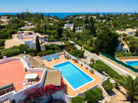 Para venda na Quinta do Paraíso, Carvoeiro moradia com 3 quartos, piscina, garagem e jardim