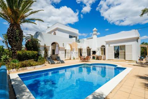 Moradia T4 para venda em Carvoeiro com vista mar, piscina aquecida e a poucos passos da praia