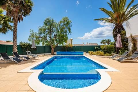 Moradia T4 para venda em Carvoeiro com vista mar, piscina aquecida e a poucos passos da praia