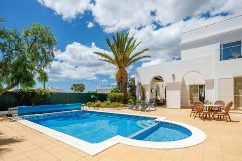 Moradia T4 para venda em Carvoeiro com vista mar, piscina aquecida e a poucos passos da praia