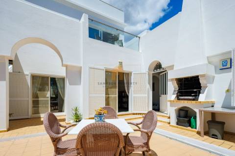 Moradia T4 para venda em Carvoeiro com vista mar, piscina aquecida e a poucos passos da praia