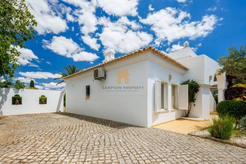 Moradia T4 para venda em Carvoeiro com vista mar, piscina aquecida e a poucos passos da praia