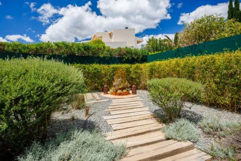 Moradia T4 para venda em Carvoeiro com vista mar, piscina aquecida e a poucos passos da praia