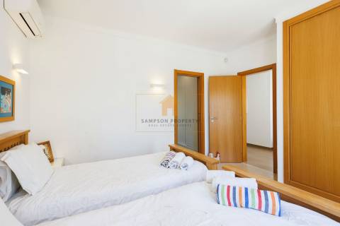Moradia T4 para venda em Carvoeiro com vista mar, piscina aquecida e a poucos passos da praia