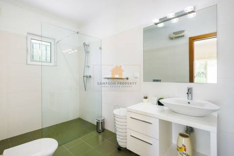Moradia T4 para venda em Carvoeiro com vista mar, piscina aquecida e a poucos passos da praia