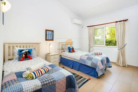 Moradia T4 para venda em Carvoeiro com vista mar, piscina aquecida e a poucos passos da praia