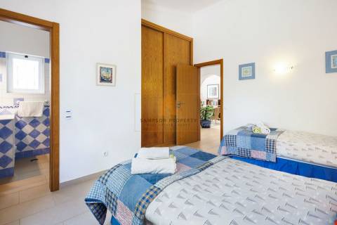 Moradia T4 para venda em Carvoeiro com vista mar, piscina aquecida e a poucos passos da praia