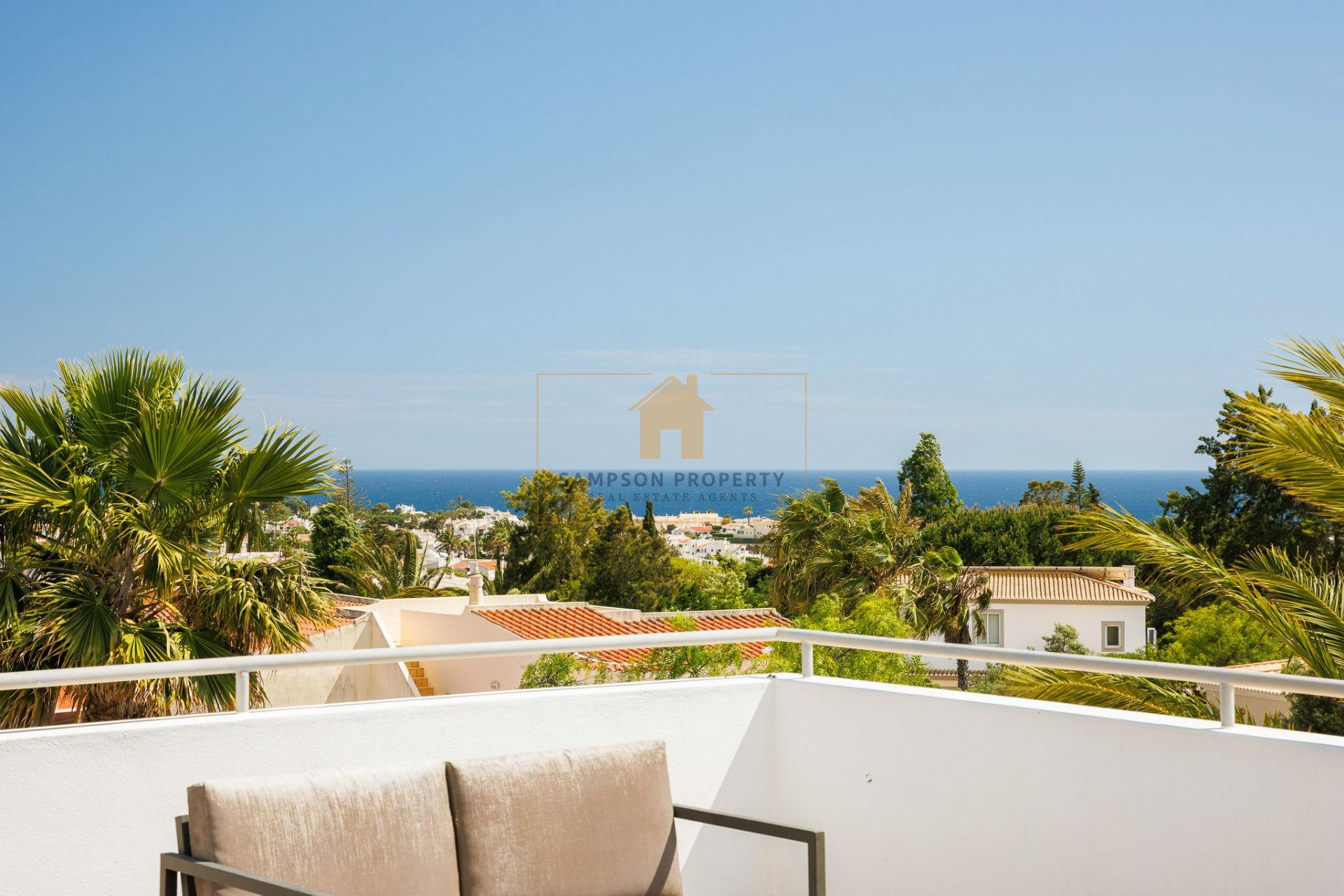 Moradia T4 para venda em Carvoeiro com vista mar, piscina aquecida e a poucos passos da praia