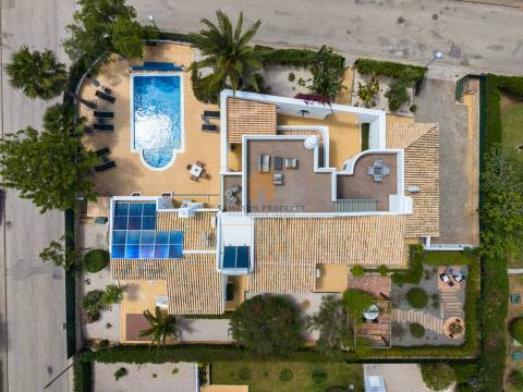 Moradia T4 para venda em Carvoeiro com vista mar, piscina aquecida e a poucos passos da praia