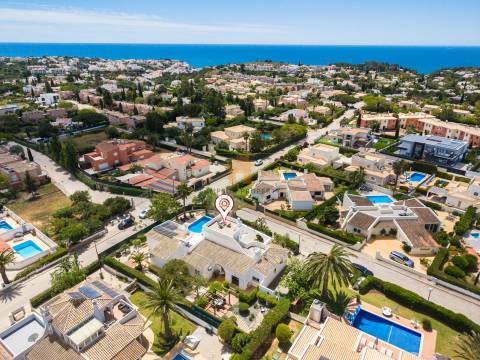 Moradia T4 para venda em Carvoeiro com vista mar, piscina aquecida e a poucos passos da praia