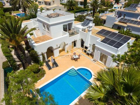 Moradia T4 para venda em Carvoeiro com vista mar, piscina aquecida e a poucos passos da praia