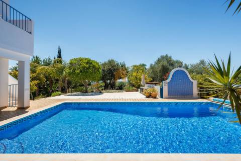Moradia T4 com piscina para venda em ambiente rural
