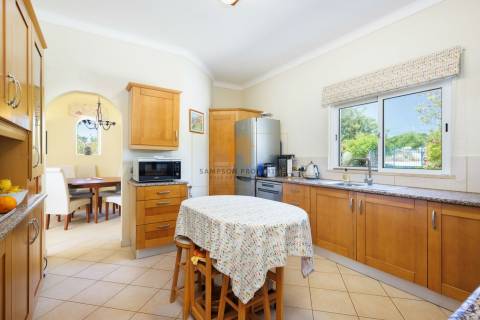 Moradia T4 com piscina para venda em ambiente rural