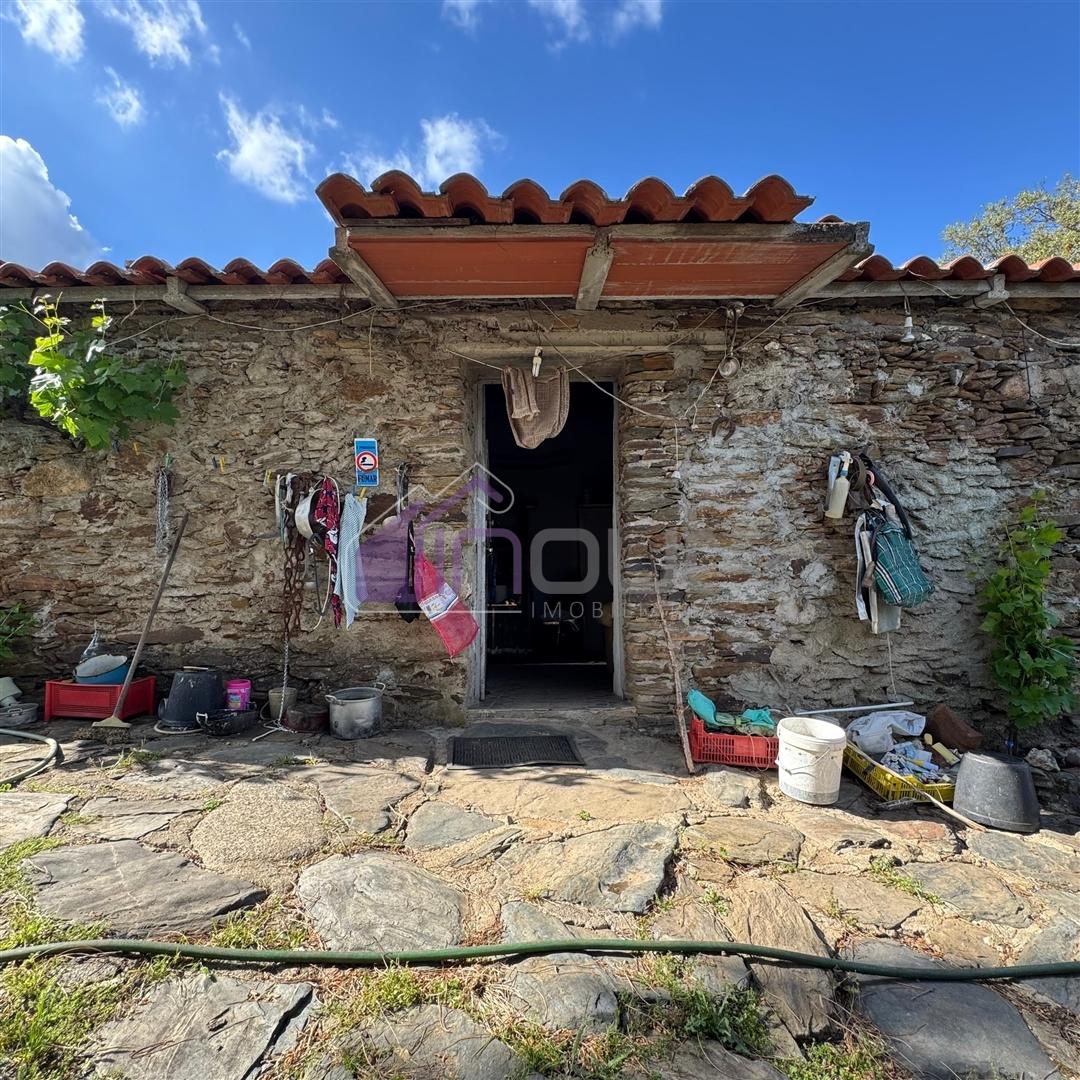 Quinta Rural com Recursos Naturais e Potencial Agrícola – A Apenas 200m da Fronteira com Espanha