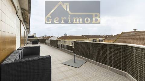 Amplo T7 com grandes varandas em Barreiro