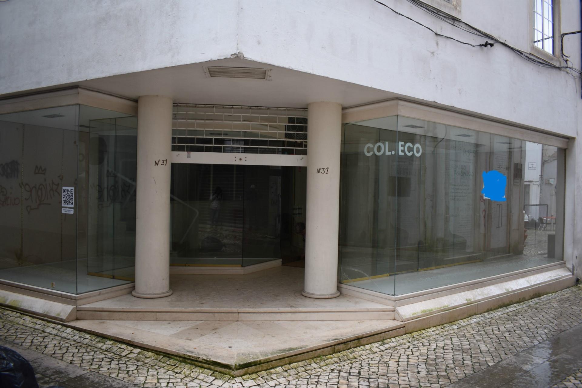 Arrenda loja na baixa de Coimbra. Boas áreas