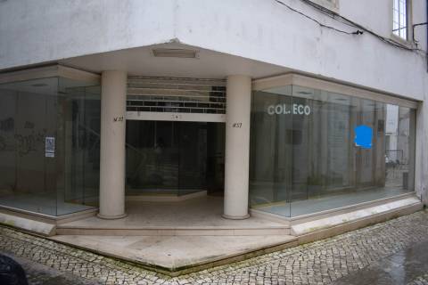 Arrenda loja na baixa de Coimbra. Boas áreas