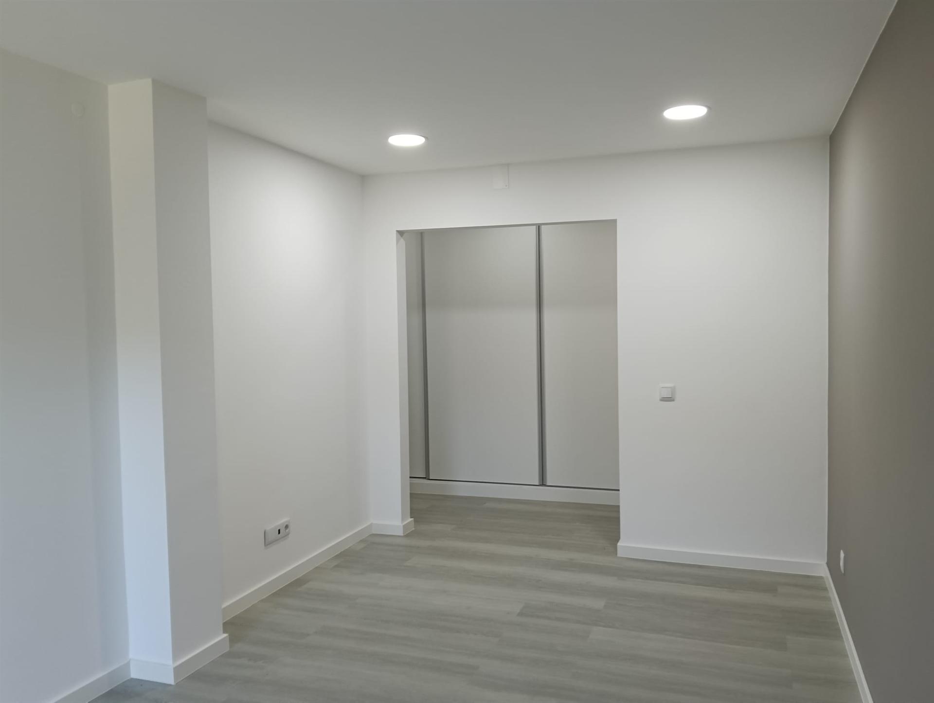 Apartamento T3 com garagem, totalmente remodelado
