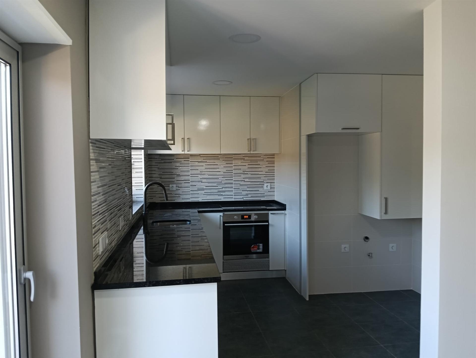 Apartamento T3 com garagem, totalmente remodelado