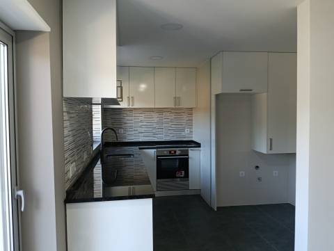 Apartamento T3 com garagem, totalmente remodelado