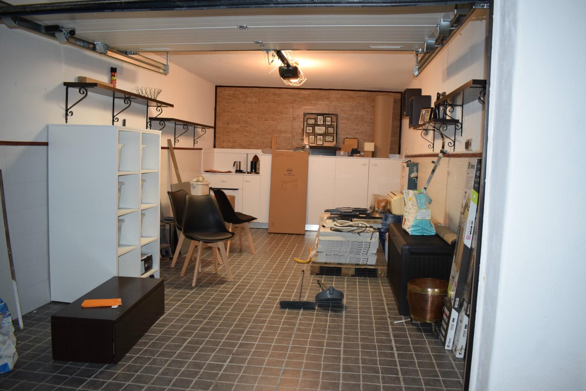 Garagem convertida em escritório para arrendamento -  em Celas.
