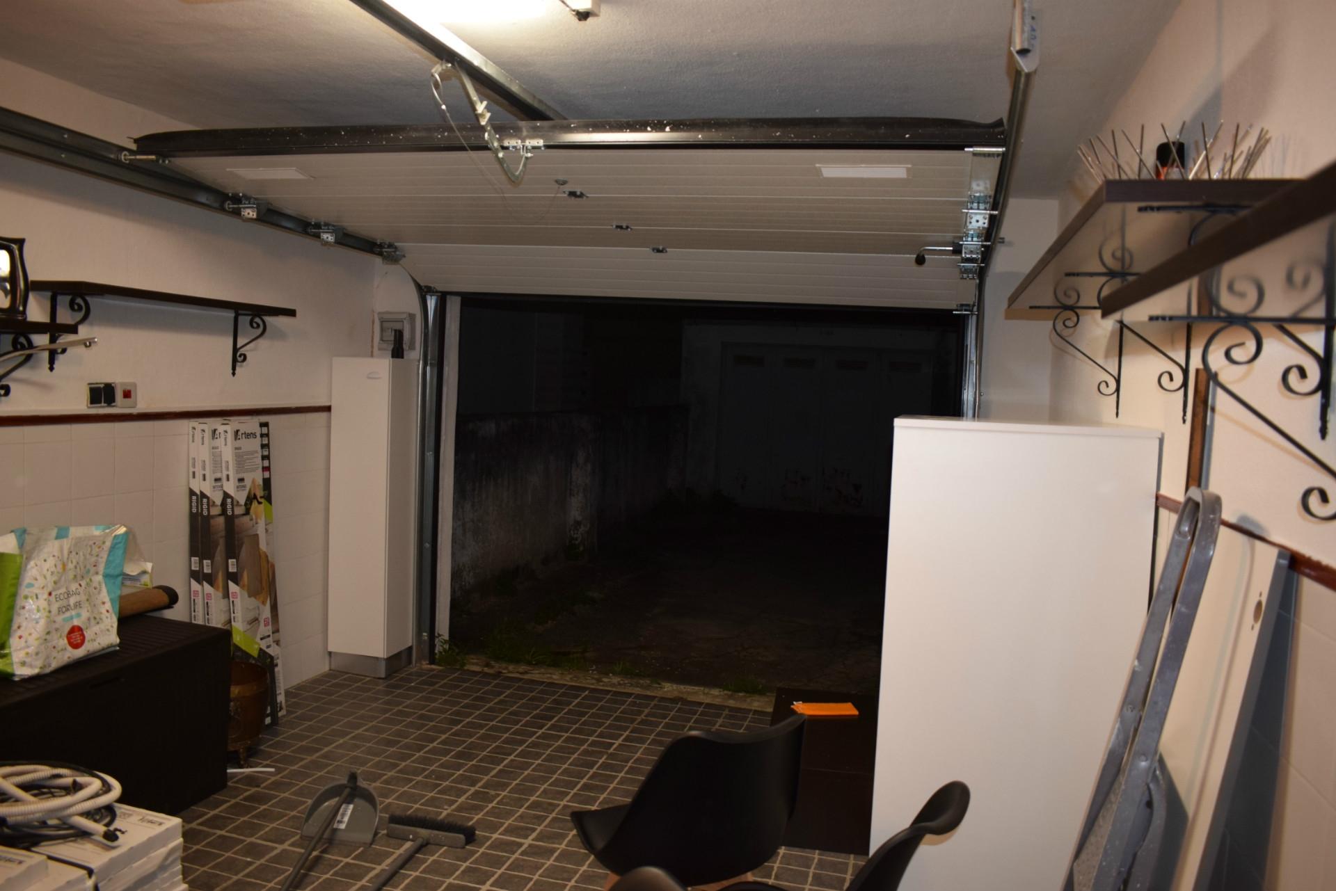 Garagem convertida em escritório para arrendamento -  em Celas.