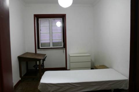Arrenda apartamento com 3 quartos, junto à Praça da Republica