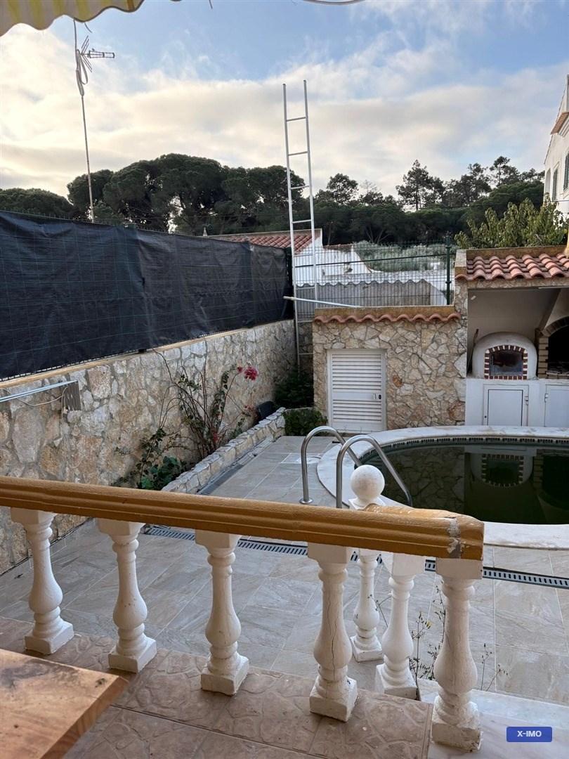 Moradia com piscina, amplos terraços e excelente potencial