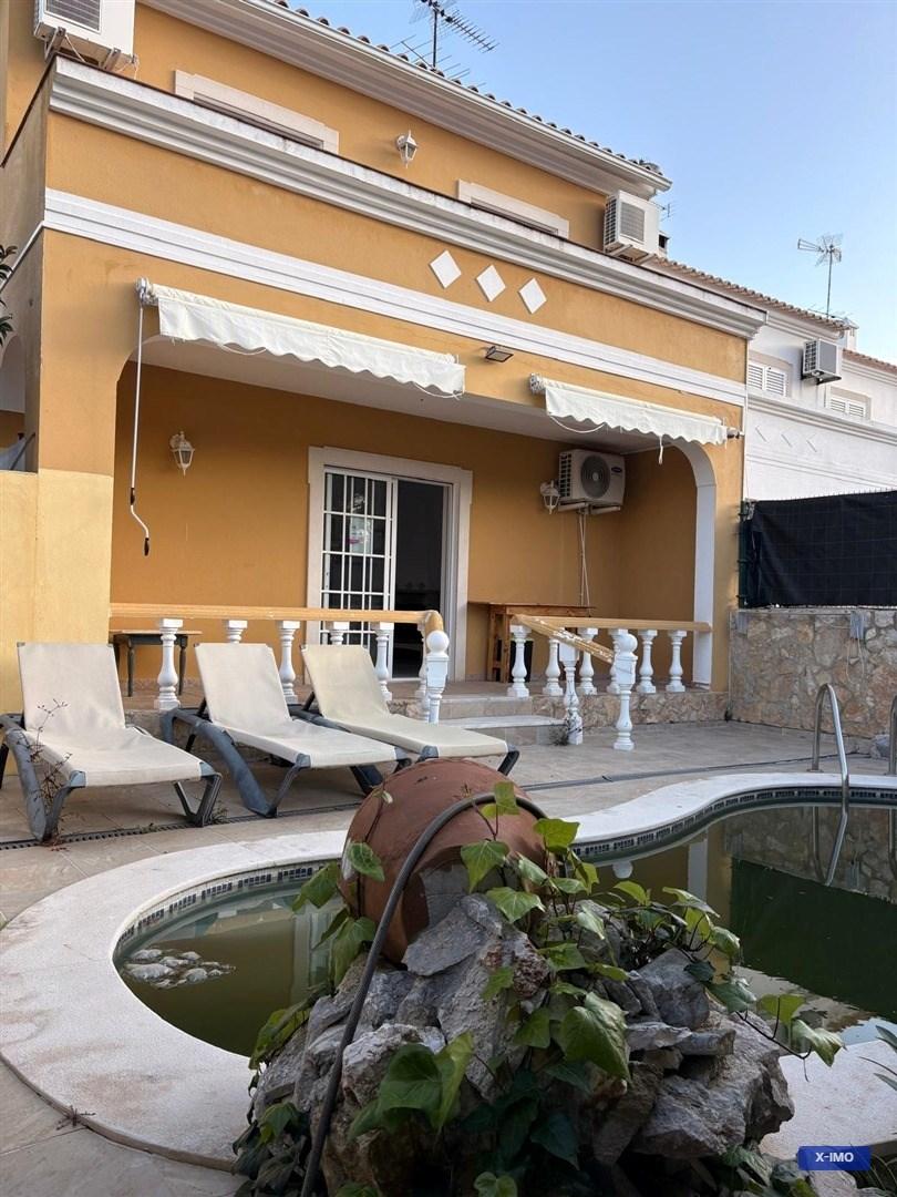 Moradia com piscina, amplos terraços e excelente potencial