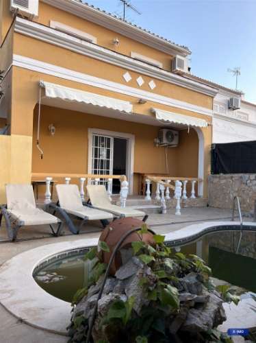 Moradia com piscina, amplos terraços e excelente potencial