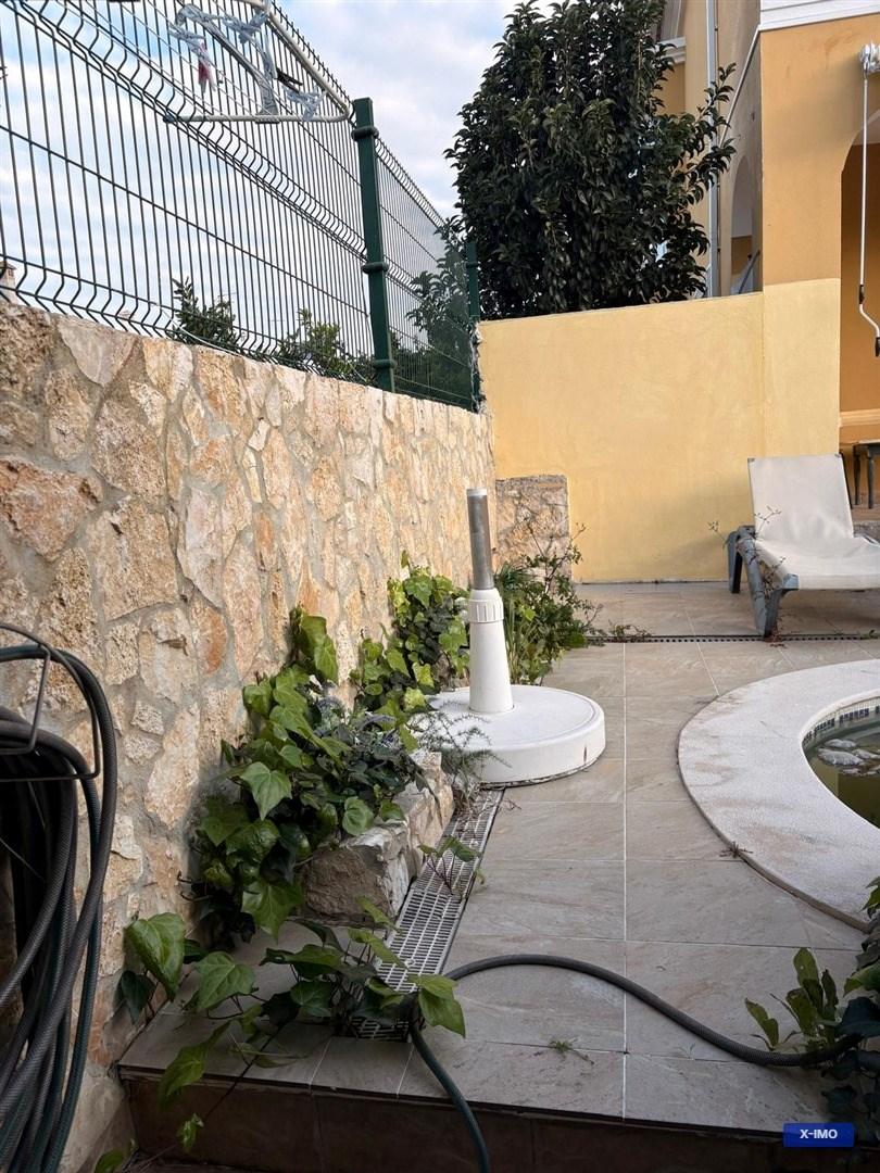 Moradia com piscina, amplos terraços e excelente potencial