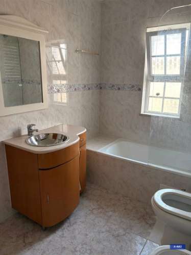 Moradia com piscina, amplos terraços e excelente potencial