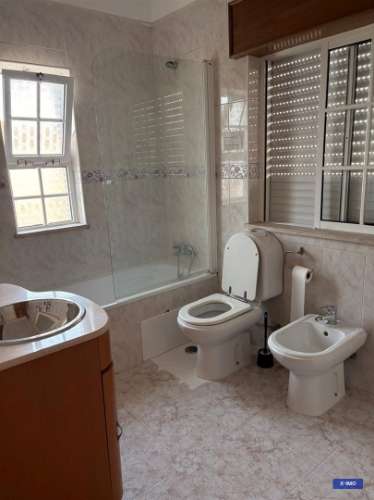 Moradia com piscina, amplos terraços e excelente potencial