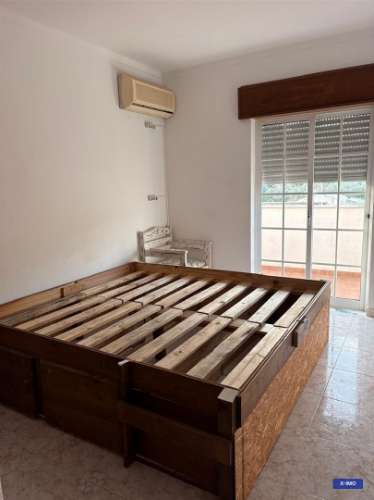 Moradia com piscina, amplos terraços e excelente potencial
