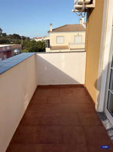 Moradia com piscina, amplos terraços e excelente potencial