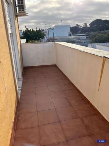 Moradia com piscina, amplos terraços e excelente potencial