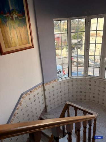 Moradia com piscina, amplos terraços e excelente potencial