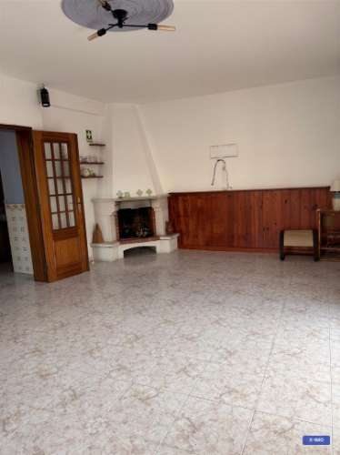 Moradia com piscina, amplos terraços e excelente potencial