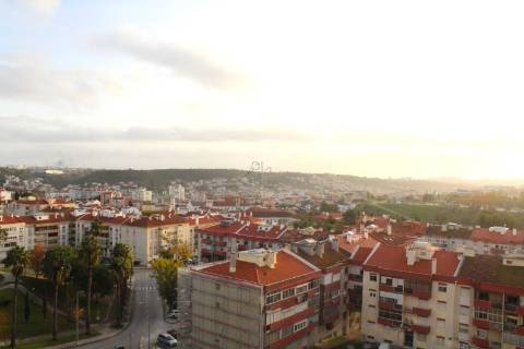 Apartamento T2 100m2, com arrecadação em Odivelas