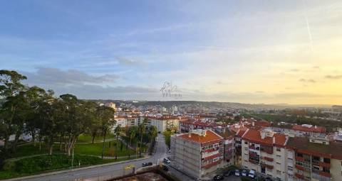 Apartamento T2 100m2, com arrecadação em Odivelas