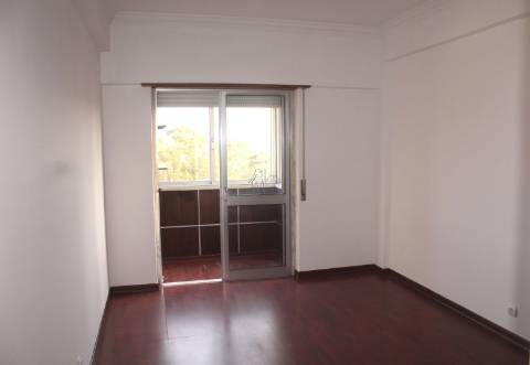 Apartamento T2 100m2, com arrecadação em Odivelas