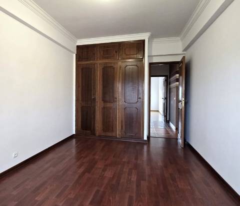 Apartamento T2 100m2, com arrecadação em Odivelas