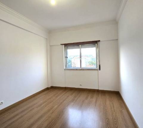 Apartamento T2 100m2, com arrecadação em Odivelas