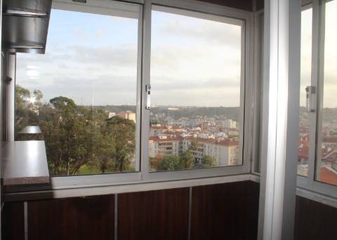 Apartamento T2 100m2, com arrecadação em Odivelas