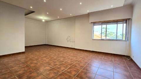 Apartamento T2 100m2, com arrecadação em Odivelas