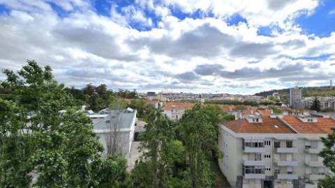 Apartamento T3 Totalmente Remodelado com Varanda em Benfica | Vista Monsanto