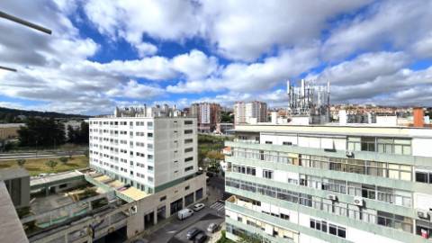 Apartamento T3 Totalmente Remodelado com Varanda em Benfica | Vista Monsanto