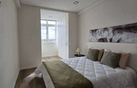 Apartamento T3 Totalmente Remodelado com Varanda em Benfica | Vista Monsanto