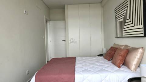 Apartamento T3 Totalmente Remodelado com Varanda em Benfica | Vista Monsanto