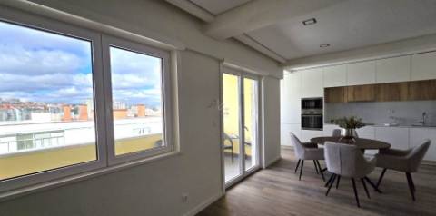 Apartamento T3 Totalmente Remodelado com Varanda em Benfica | Vista Monsanto